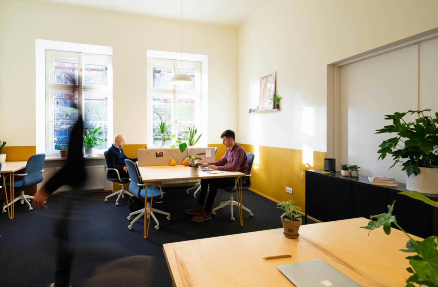 Team-Meeting mit Diskussion über Marketingstrategien