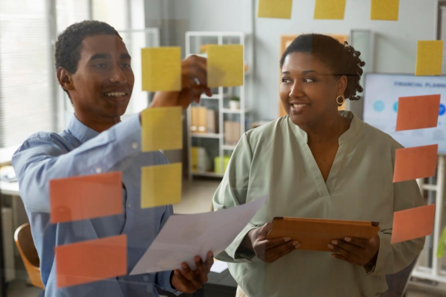 Mitarbeiter bei der strategischen Planung im modernen Büro
